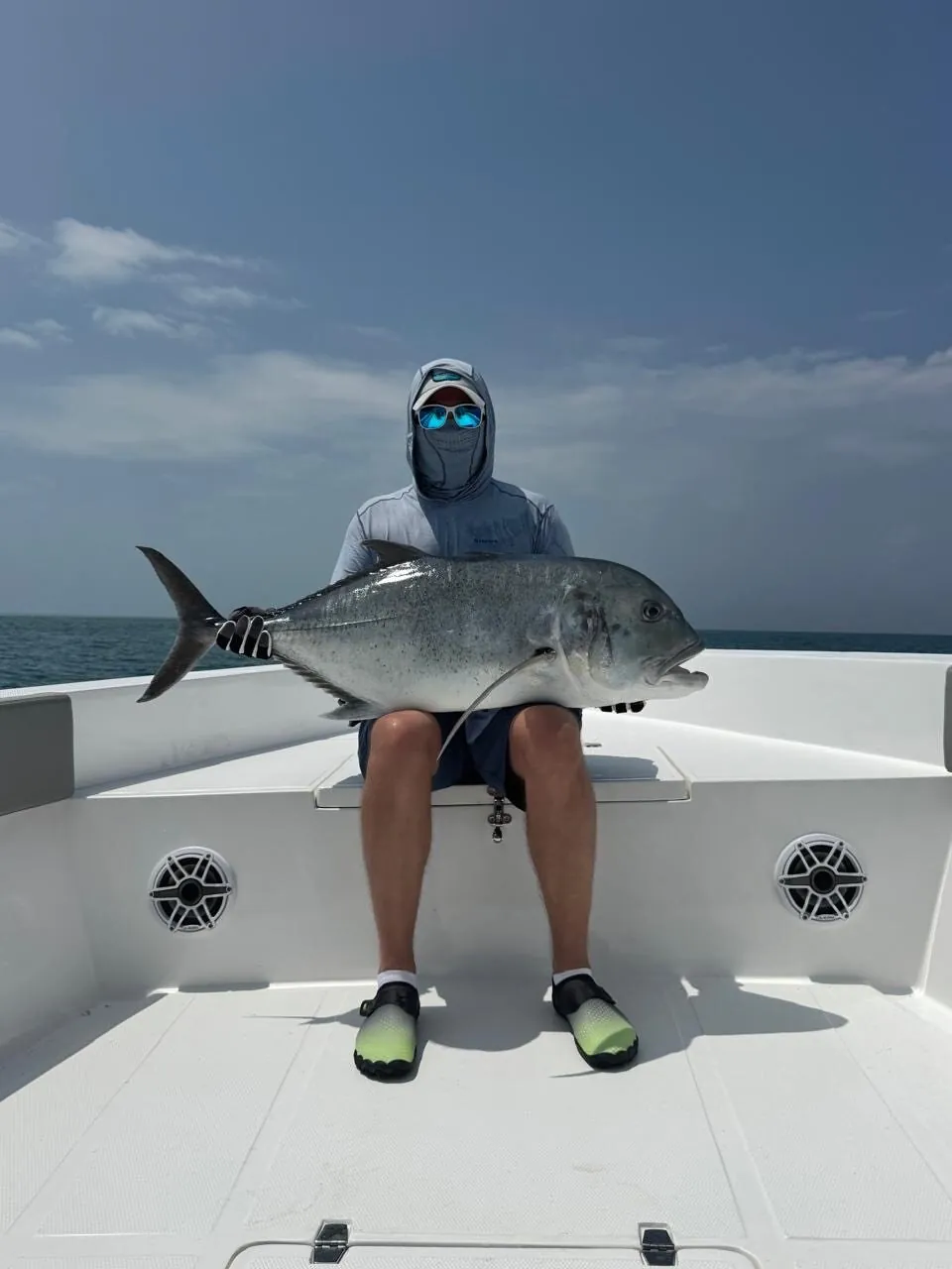 Gast mit Giant Trevally gefangen beim Popping auf den Malediven