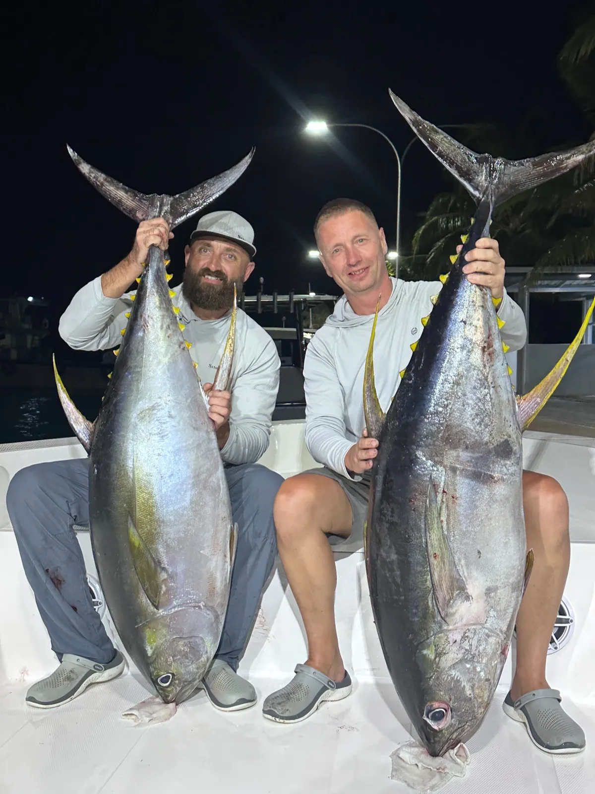 Gäste mit großem Gelbflossen-Thunfisch auf Charter mit Spear Maldives